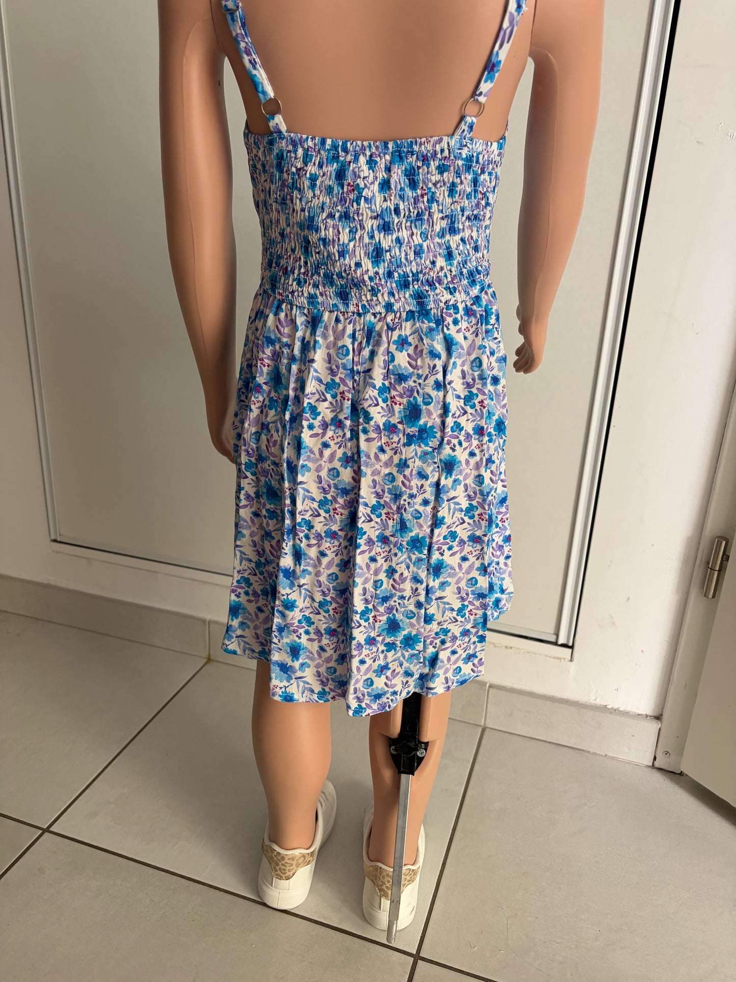 Robe fleurie violette et bleue
