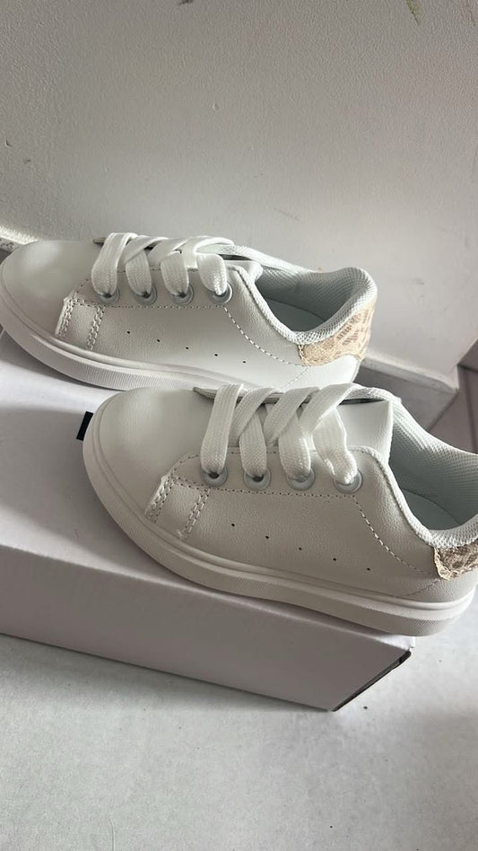 Baskets blanches à détail doré