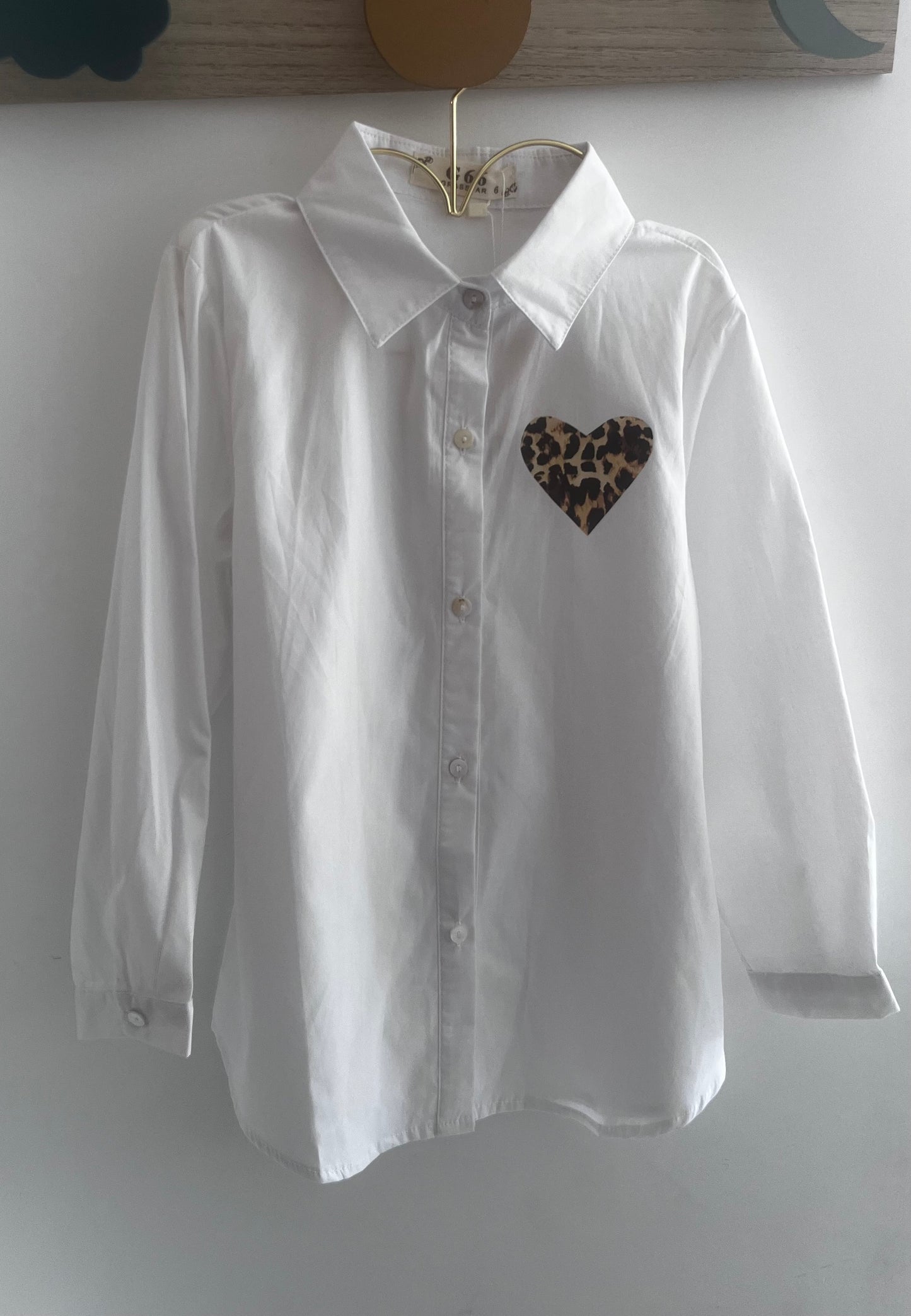 Chemise blanche avec cœur imprimé léopard