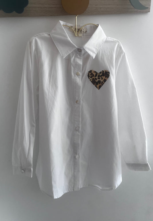 Chemise blanche avec cœur imprimé léopard