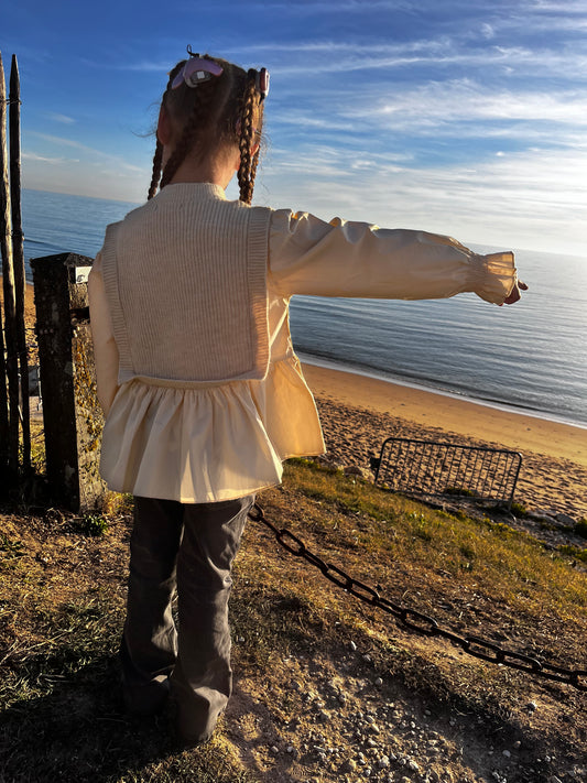 Pull en maille sans manches avec chemise intégrée beige