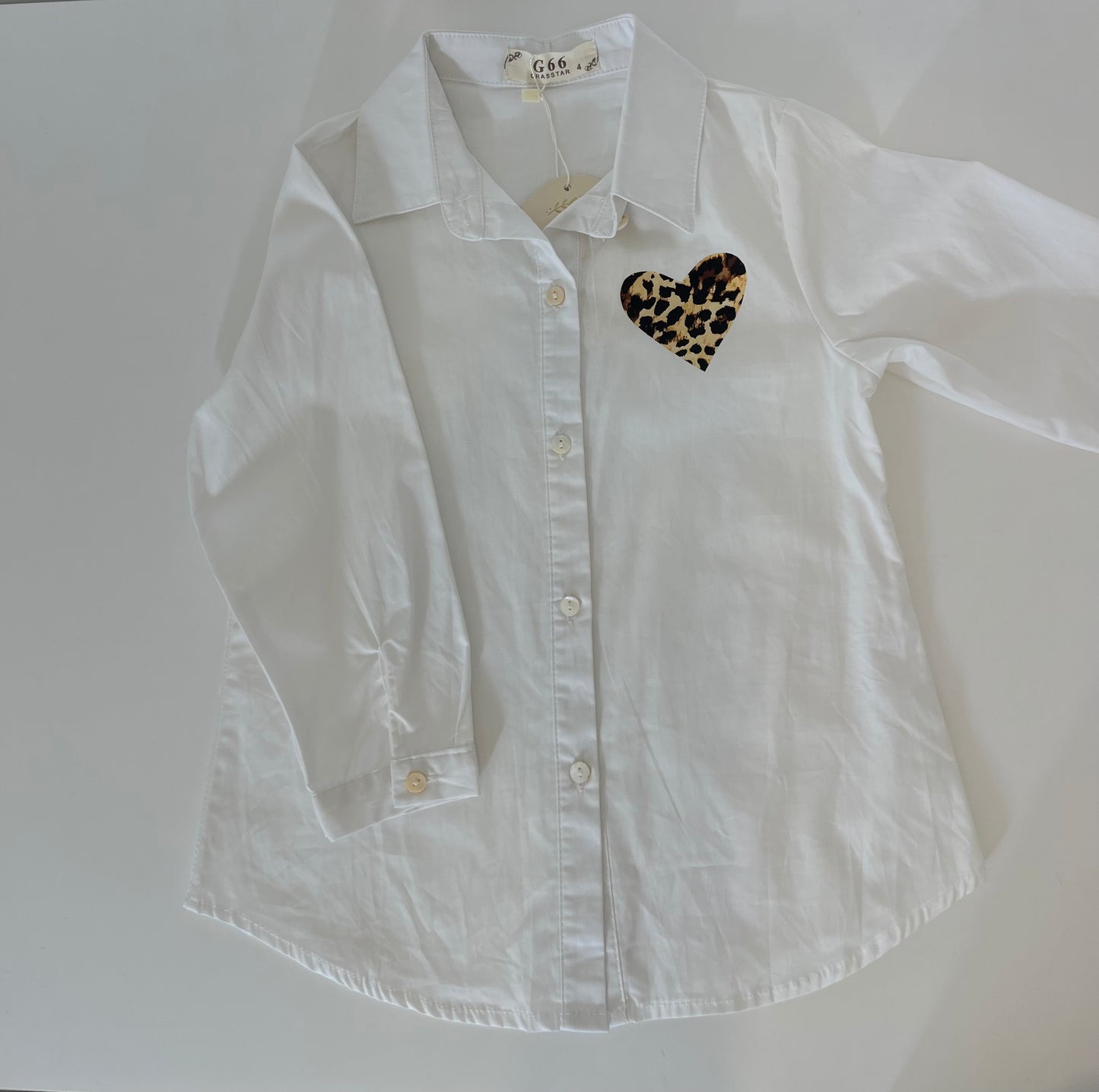 Chemise blanche avec cœur imprimé léopard