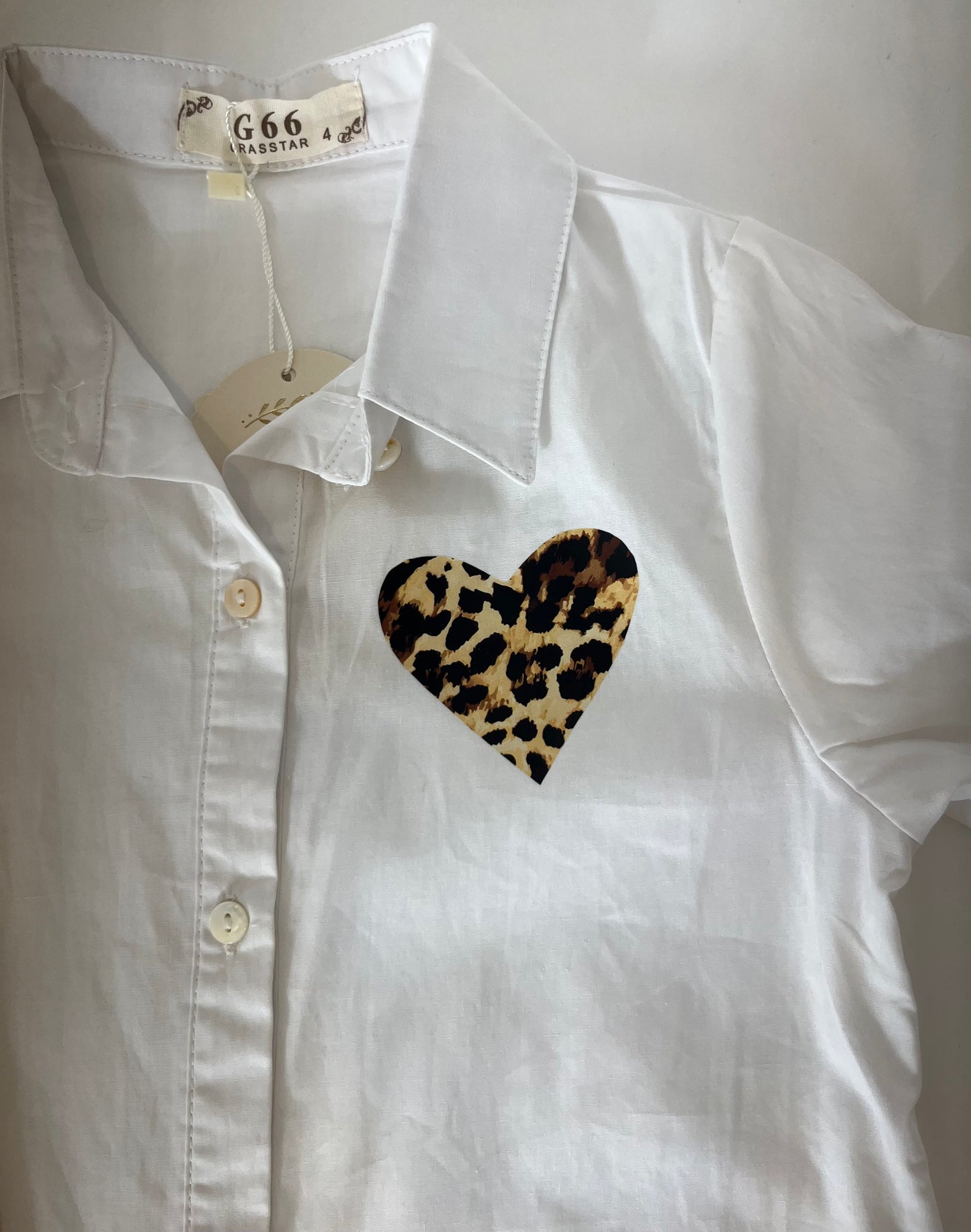 Chemise blanche avec cœur imprimé léopard