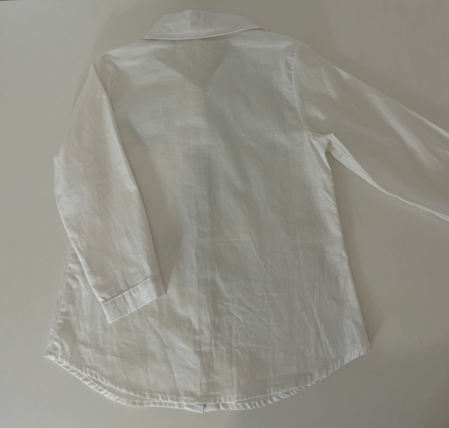 Chemise blanche avec cœur imprimé léopard