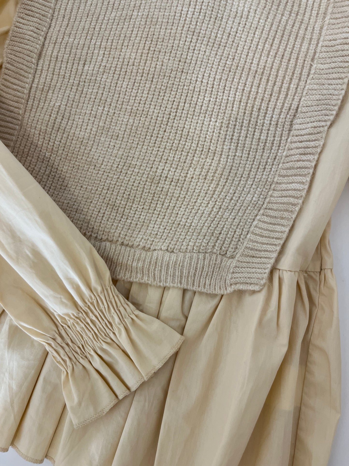 Pull en maille sans manches avec chemise intégrée beige