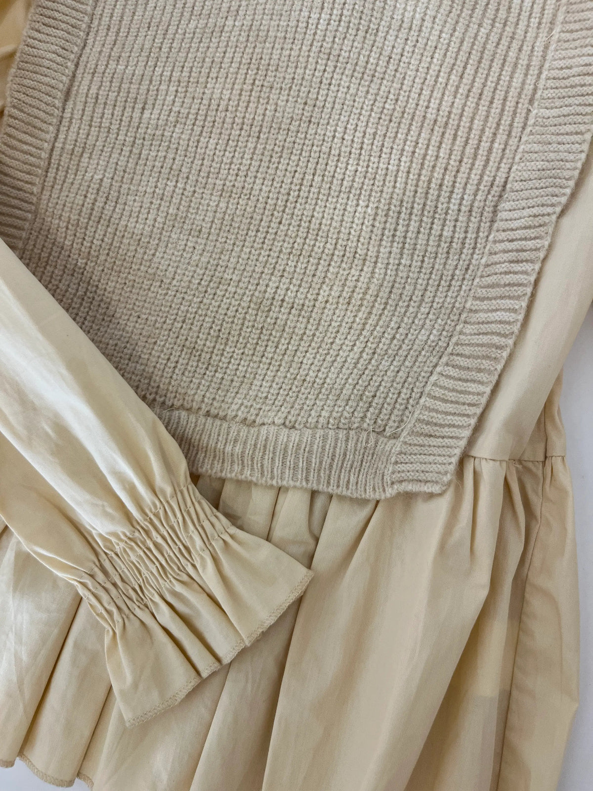 Pull en maille sans manches avec chemise intégrée beige