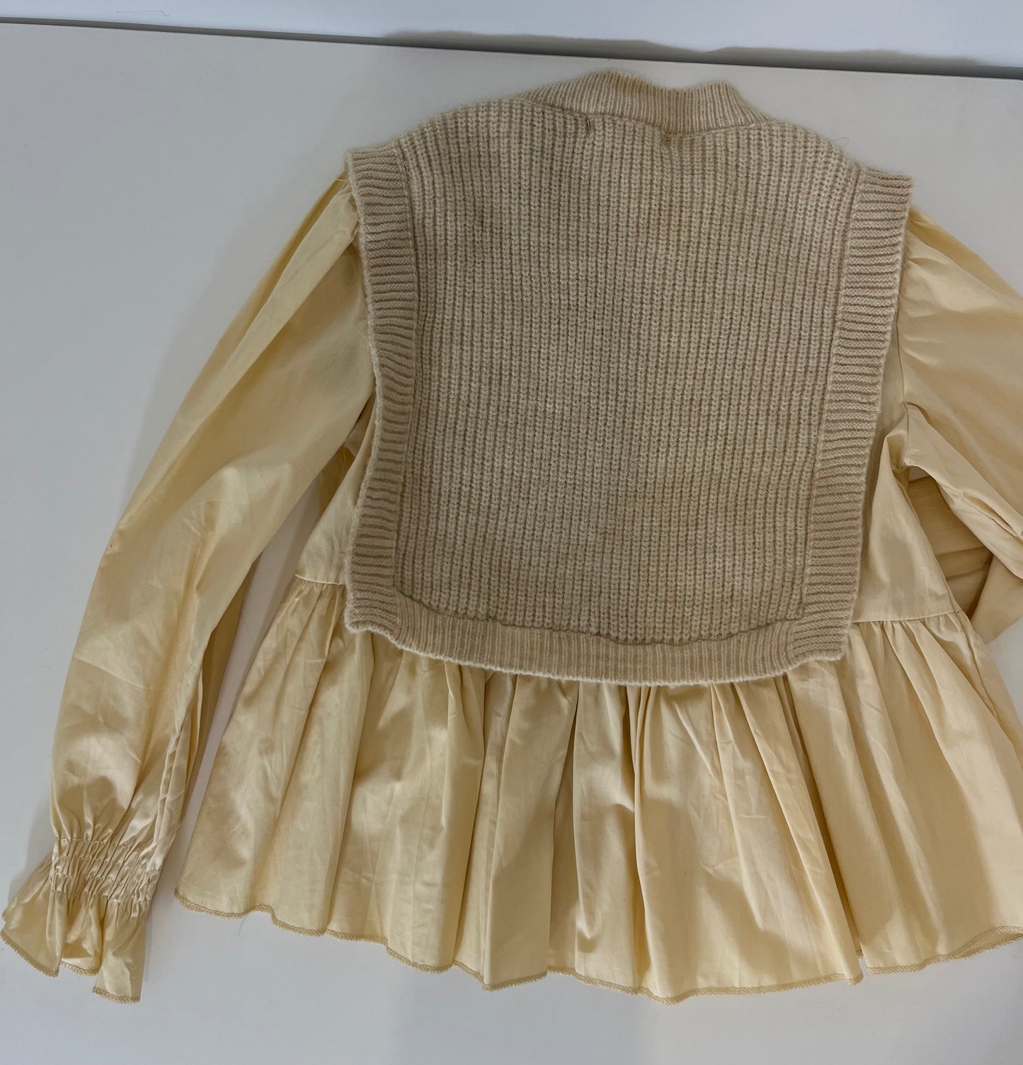 Pull en maille sans manches avec chemise intégrée beige