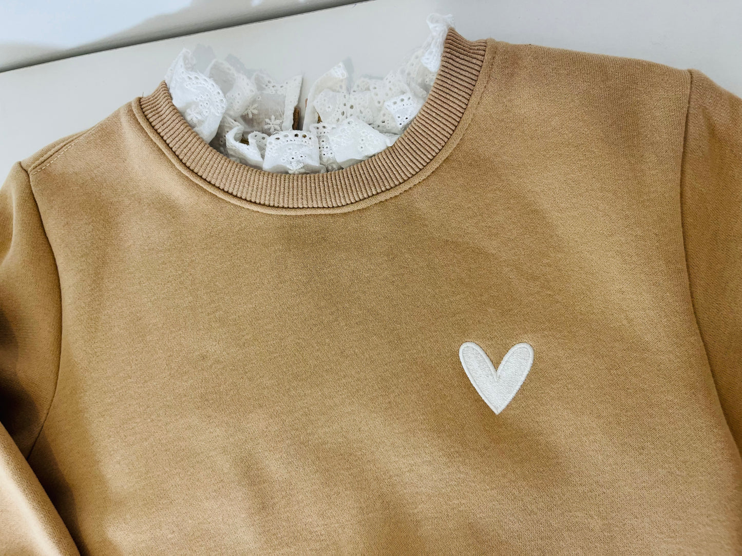 Sweat beige col dentelle