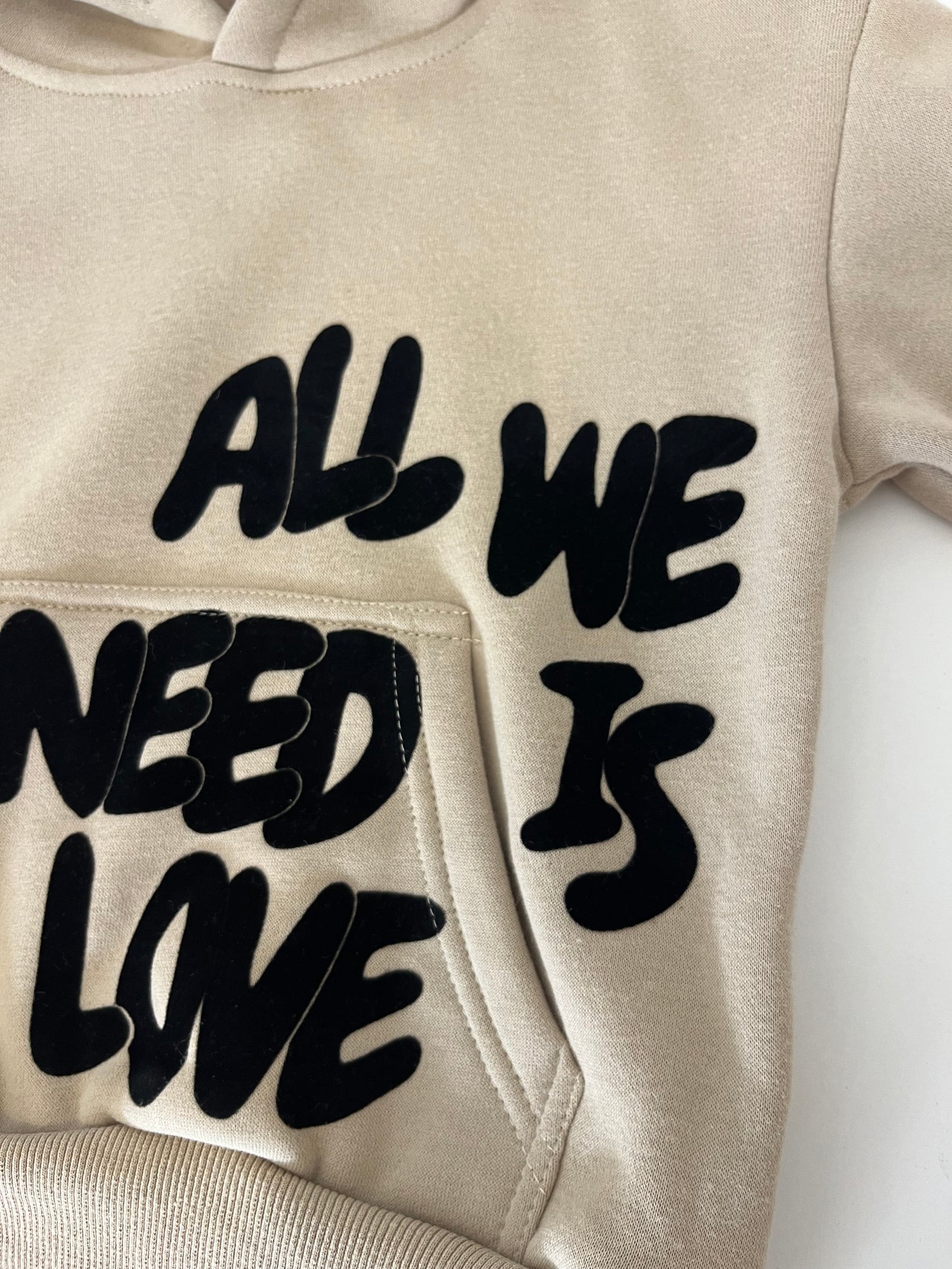 Ensemble survetement "all we need is love"